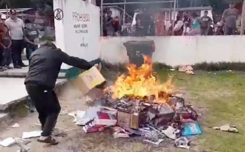  Ljuti roditelji u Meksiku spaljuju udžbenike zaražene ‘virusom komunizma’ u znak protesta protiv liberalne indoktrinacije