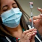 CDC: Vakcinisani imaju veći rizik da obole od nove varijante COVID-a od nevakcinisanih