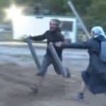 Katolička časna sestra se fizički obračunava sa eko aktivistom na gradilištu crkve u Francuskoj(VIDEO)