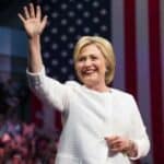 Hilari Klinton osvojila Emi nagradu - Ne zna se kada će dobiti nagradu za masovna "samoubistva" oko nje.