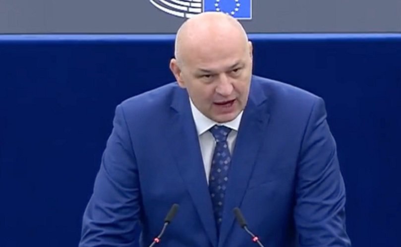  Hrvatski poslanik u Evropskom parlamentu poziva da se mejnstrim mediji „proglase terorističkim organizacijama“(VIDEO)
