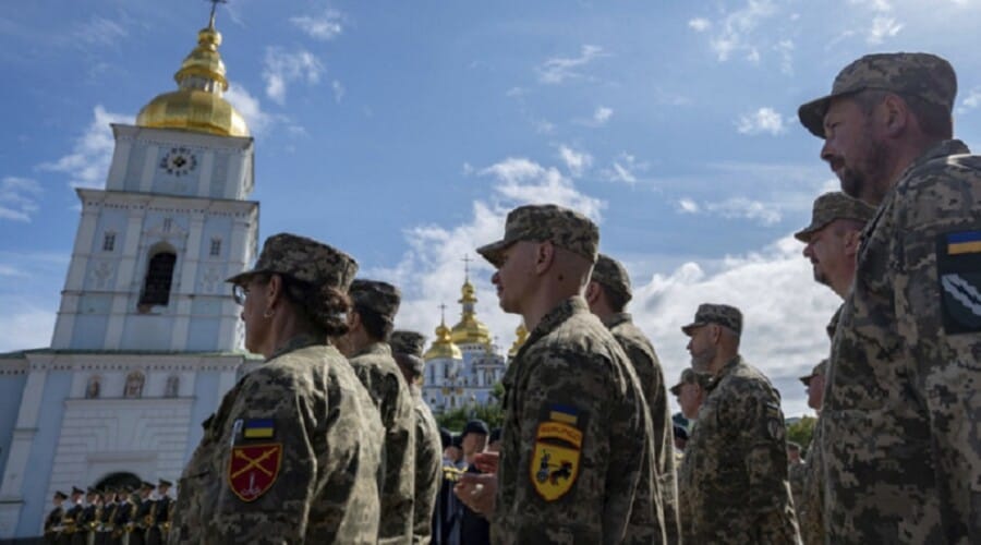 Zapad tražio od Ukrajine da mobiliše tinejdžere, starce i žene kako bi popunili redove na frontu