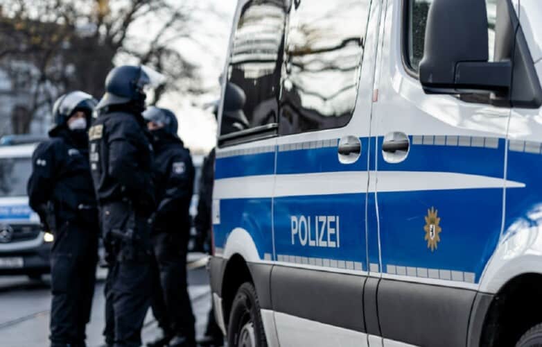  Hamburg: Policija traga za dvojicom arapa koji su silovali ženu u sred bela dana dok je vodila dete u školu