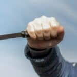 Francuski „Crni petak“: Marokanski migrant brutalno napao stariji par mesarskim nožem u prepunom tržnom centru