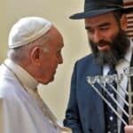 Urekli ga?! Papi pozlilo u toku sastanka sa Rabinima