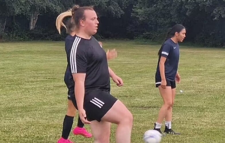 Transrodni fudbaler koji igra sa devojkama napustio tim nakon što je slomio koleno igračici protivničkog tima