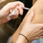 Studija: Žene i mlade odrasle osobe imaju povećan rizik od neželjenih efekata nakon vakcinacije protiv COVID-19