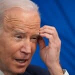 Bajden ponovo uhvaćen sa puškicama - Ne može bez pripremljenih odgovora na pitanja novinara