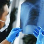 Povratak histerije! Američki senatori traže od Bajdena zabranu letova između SAD i Kine zbog "novog virusa"