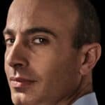 Desna ruka Klausa Švaba izjavljuje „Bog je mrtav“ i „Isus je lažna vest“