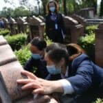 U KINI počelo instaliranje VEŠTAČKE INTELIGENCIJE na grobljima kako bi ožalošćeni mogli da "komuniciraju" sa pokojnicima