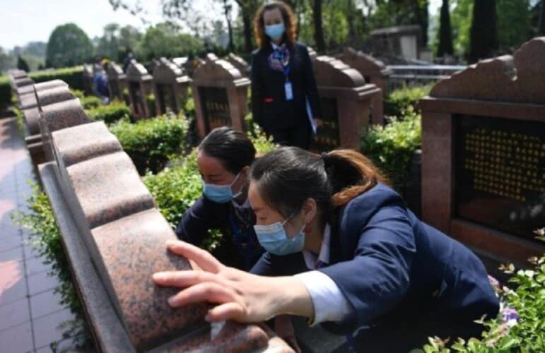 U KINI počelo instaliranje VEŠTAČKE INTELIGENCIJE na grobljima kako bi ožalošćeni mogli da "komuniciraju" sa pokojnicima