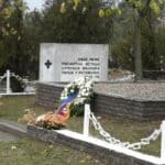 Spomenik srpskim vojnicima u Prištini vraćen na svoje mesto nakon što su ga Francuzi i Nemci premestili