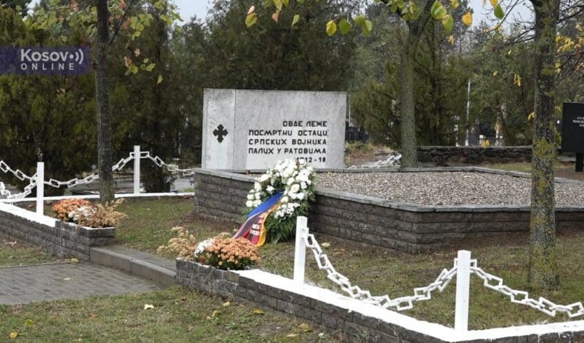  Spomenik srpskim vojnicima u Prištini vraćen na svoje mesto nakon što su ga Francuzi i Nemci premestili