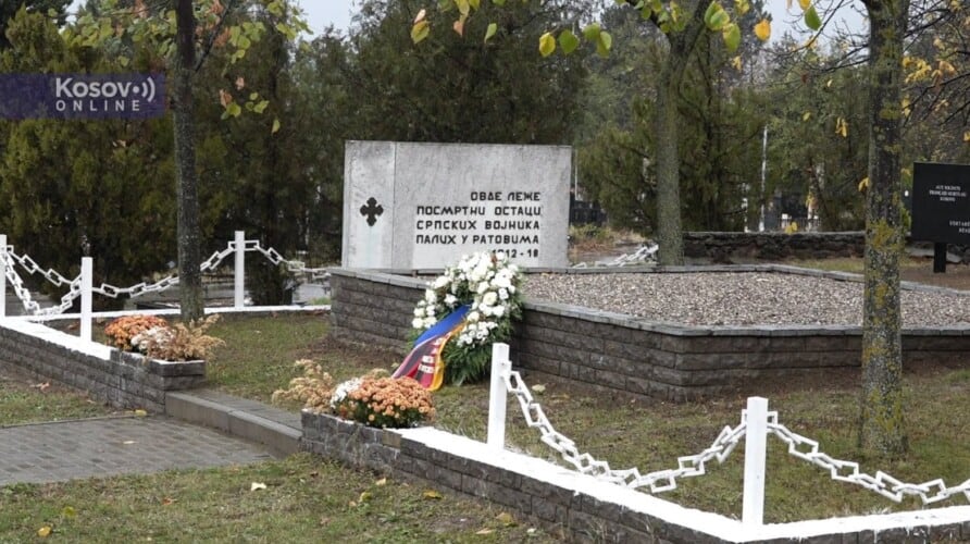 Spomenik srpskim vojnicima u Prištini vraćen na svoje mesto nakon što su ga Francuzi i Nemci premestili
