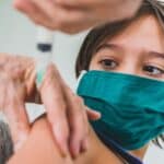 Prva ikada „samo-amplifikujuća mRNA“ Covid vakcina lansirana bez podataka o bezbednosti u Japanu