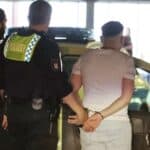 Sirijski migrant u Nemačkoj razbio oko 245 šoferšajbni automobila, opljačkao penzionerku i povredio je, zapalio autobus - i dalje je na slobodi