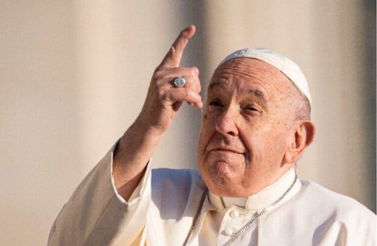  Papa Franjo na klimatskom samitu okrivio NACIONALISTE za klimatske promene: “Planeta se pregrejala”