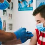 Zvanična studija upozorava da vakcinisani protiv COVID-a danas masovno pate od HERPESA, BOLESTI KRVI I GUBITKA KOSE