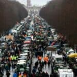 Na hiljade traktora u srcu Berlina - "Zelene" vlasti Nemačke finansiraju Ukrajinu i migrante a oduzimaju hranu svom stanovništvu (VIDEO)