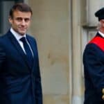 Francuska gori a Makron pobegao u Švedsku (VIDEO)