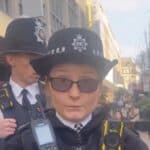 London: Policija zabranjuje pevanje crkvenih pesama na ulici (VIDEO)