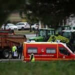 Dve smrti na protestima POLJOPRIVREDNIKA u Francuskoj nakon što se automobil zaleteo na barikade