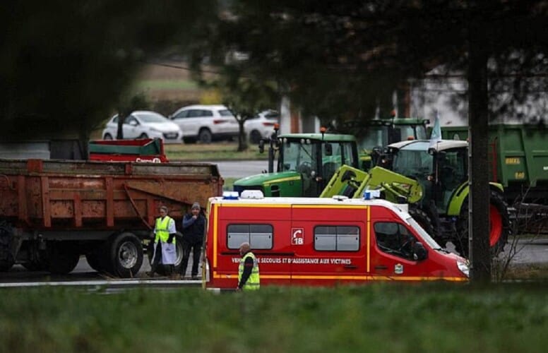  Dve smrti na protestima POLJOPRIVREDNIKA u Francuskoj nakon što se automobil zaleteo na barikade