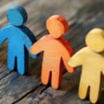 Ekstremna trans lobistička grupa u Velikoj Britaniji zahtevaju da škole prestanu da nazivaju učenike 'dečacima i devojčicama'