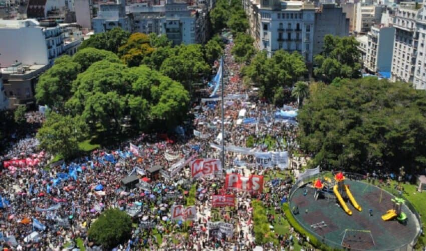  Argentina paralisana štrajkovima dok mase protestuju protiv Havijera Mileja i njegovih mera