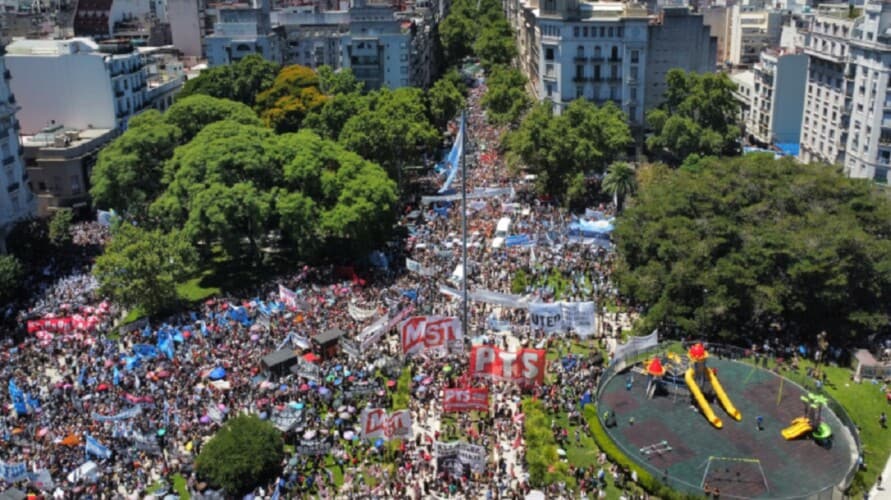 Argentina paralisana štrajkovima dok mase protestuju protiv Havijera Mileja i njegovih mera