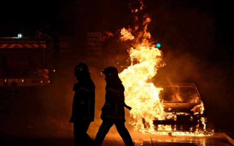  Francuske vlasti saopštile su da je novogodišnja noć prošla „mirno“ jer je zapaljeno „samo“ 745 vozila