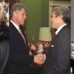 Hilari Klinton primećena kako nosi knjigu koja dokumentuje porodičnu 'Sramotu i tajnovitost'