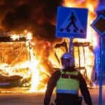 5 švedskih policajaca primorano da plate novčanu kaznu osuđenom sirijskom migrantu koji ih je brutalno napao