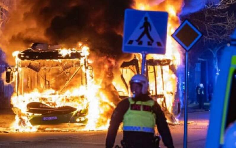  5 švedskih policajaca primorano da plate novčanu kaznu osuđenom sirijskom migrantu koji ih je brutalno napao