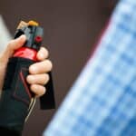 Francuski gradonačelnik želi da nastavnici u školama budu naoružani suzavcem kako bi se zaštitili od učenika