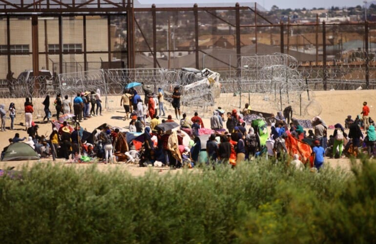  Ključanje na Južnoj granici! Teksaški guverner Greg Abot: Ne možemo da zaustavimo migrante bez pucanja