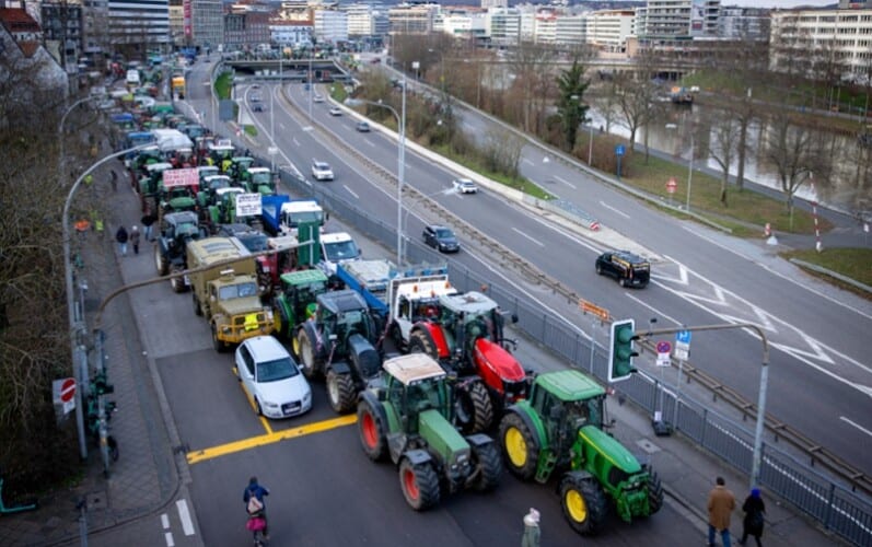  Panika u establišmentu: Nemački vicekancelar okrivljuje Putina za proteste poljoprivrednika, a mediji proteste nazivaju „krajnje desničarskim“