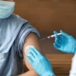 Većina ispitanika u anketi veruje da su vakcine protiv COVID-a povezane sa neobjašnjivim smrtnim slučajevima