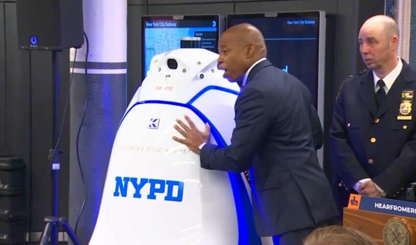  Veliki reset PROPO?! Njujorška policija otpustila robote angažovane da patroliraju metro stanicama