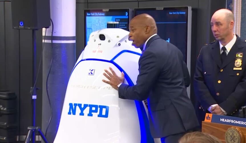 Veliki reset PROPO?! Njujorška policija otpustila robote angažovane da patroliraju metro stanicama