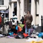 Mladi britanci bez krova nad glavom dok država obezbeđuje domove za migrante