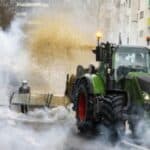 Borba protiv Velikog reseta: Farmeri prskaju policiju tečnim đubrivom ispred sedišta EU
