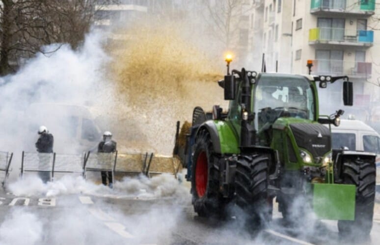  Borba protiv Velikog reseta: Farmeri prskaju policiju tečnim đubrivom ispred sedišta EU