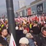 „Ja sam farmer, a ne rob“ – Poljoprivrednici protestuju u Varšavi tražeći zaustavljanje uvoza iz Ukrajine i zelenog sporazuma EU