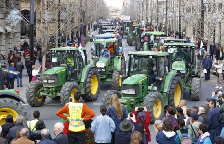  Za sutra je najavljen HAOS u Španiji! Poljoprivrednici stižu u Madrid, policija se sprema kao za RAT! (VIDEO)