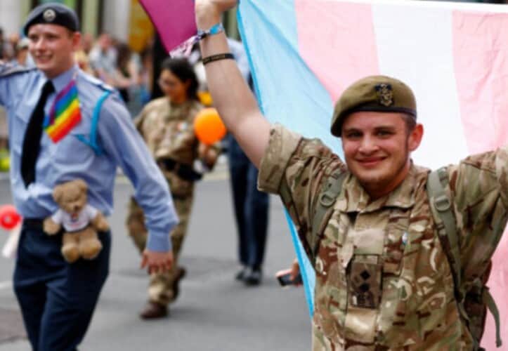  Vojska Velike Britanije odobrava transrodnim muškarcima da borave u smeštaju za žena kao i da koriste ženske toalete