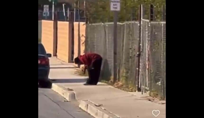 ZOMBI APOKALIPSA UŽIVO! UZNEMIRUJUĆE! Čovek jede ljudsku nogu na sred ulice u Kaliforniji (VIDEO)