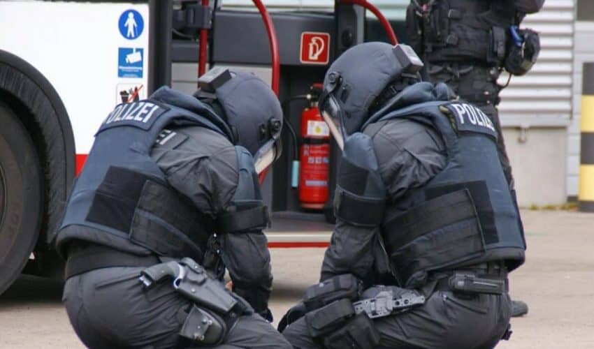  Nemačka: Policija uhapsila devojčicu na sred časa jer je delila RODOLJUBIVE poruke na društvenim mrežama