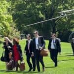 On više ne može da hoda! Bajden angažovao šetače koji mu pomažu da se kreće (VIDEO)